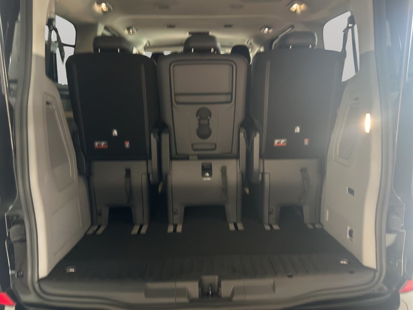 Fahrzeugabbildung Ford Tourneo Custom Bus Plug-in Hybrid 340 L1 Titaniu