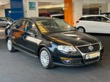 Volkswagen Passat Lim. Trendline*AUTOM.*SITZH*KLIMA*ALU* - Volkswagen Passat: Auto