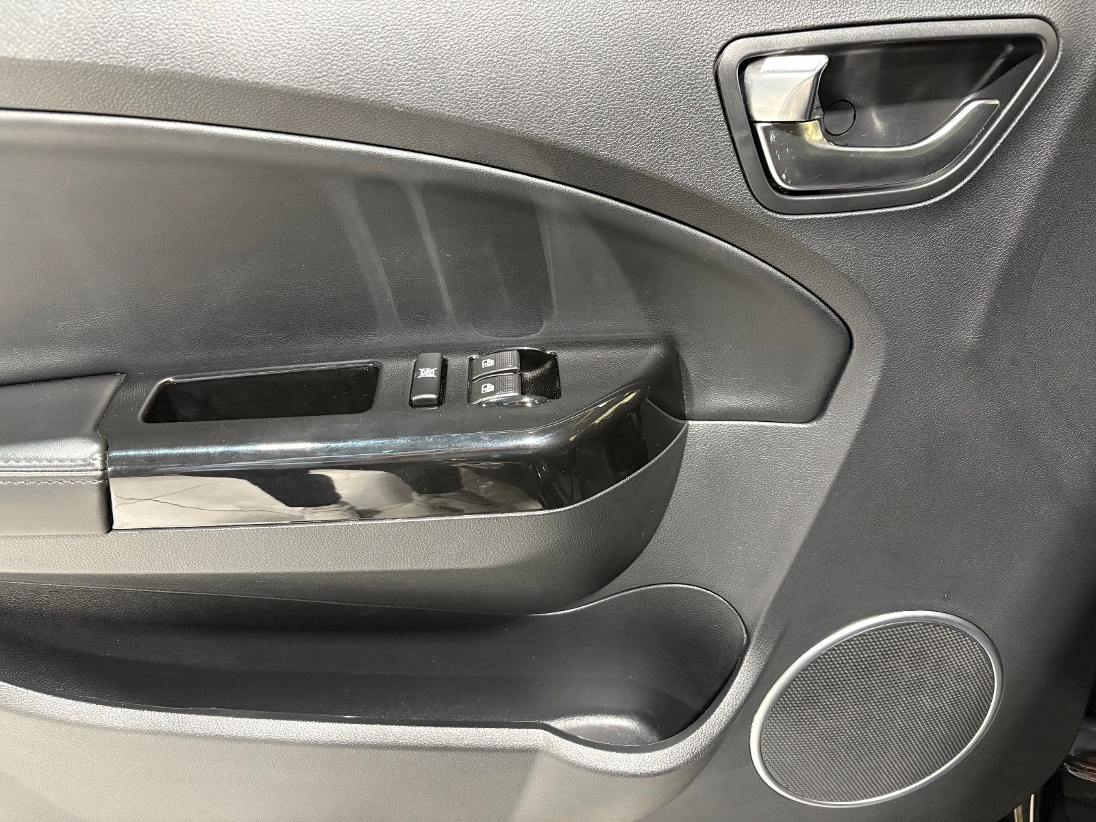 Fahrzeugabbildung Elaris PIO/KAMERA/APPLE/KLIMA/2-SITZ/AUTOMATIK