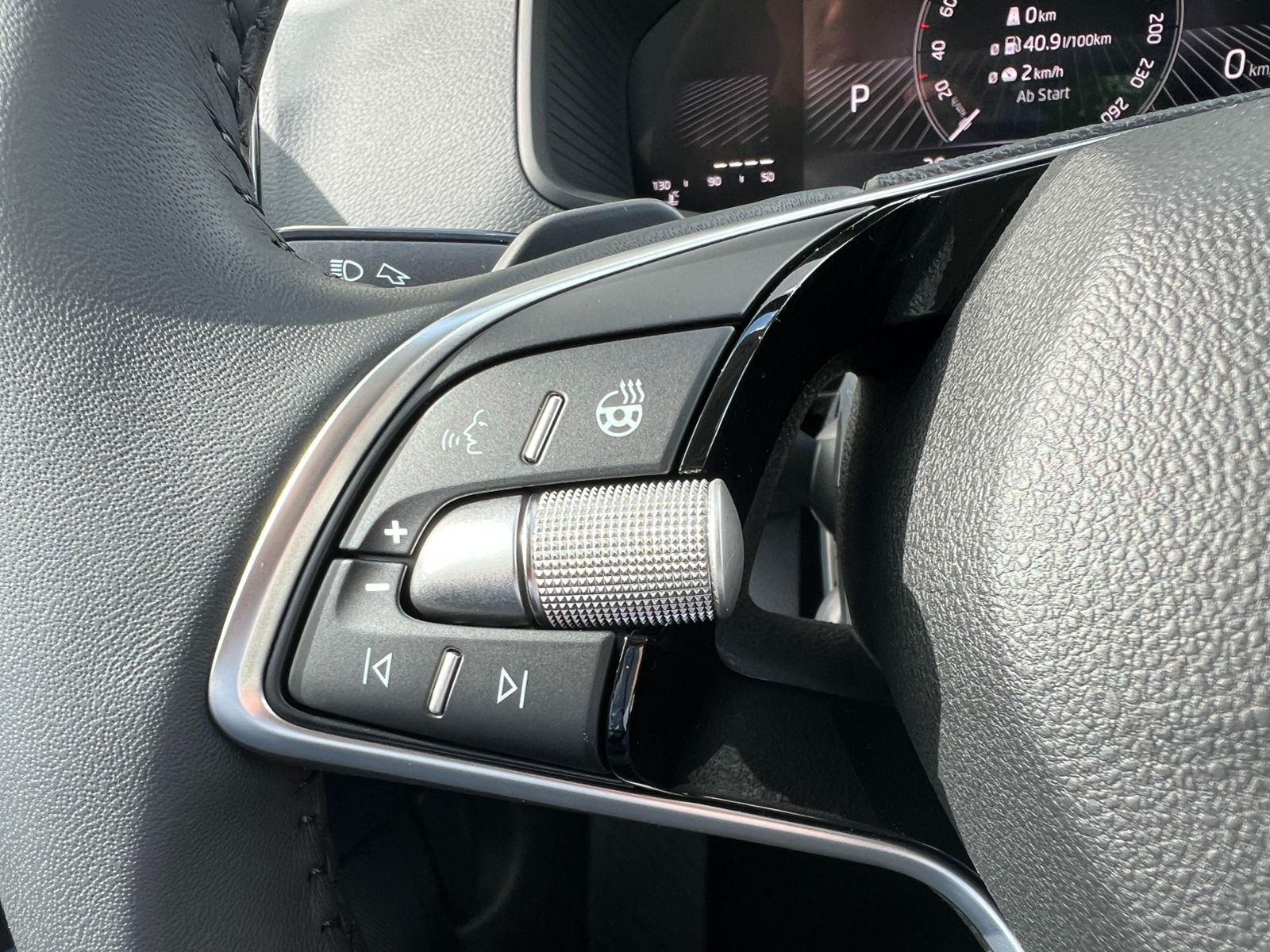 Fahrzeugabbildung SKODA Karoq Selection 1.5 TSI DSG *AHK, LED, ACC, 18"L