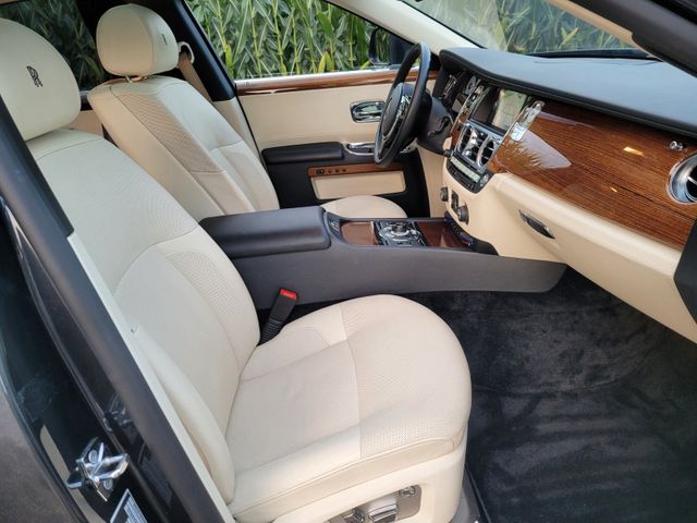 Fahrzeugabbildung Rolls-Royce Ghost/Rear Seat/Gardinen/Panorama