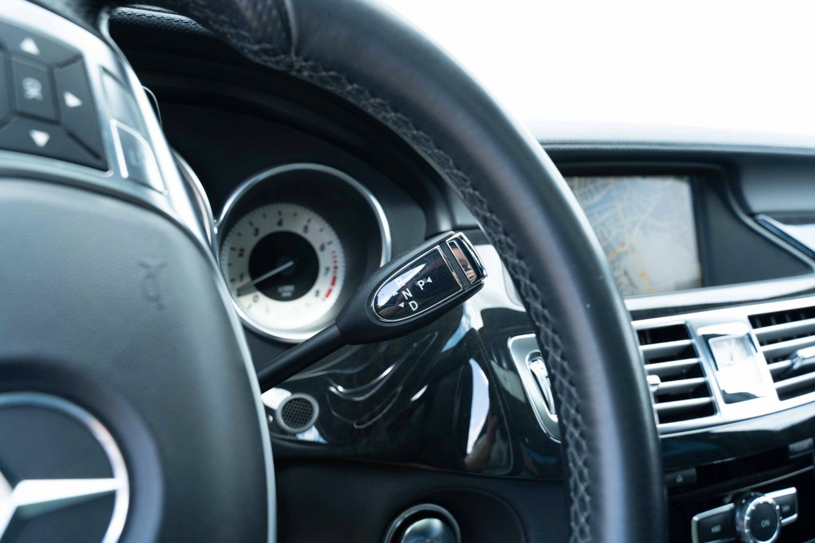 Fahrzeugabbildung Mercedes-Benz CLS 500 AMG XENON PANO LEDER MEMORY 19" TEL H&K