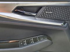 Fahrzeugabbildung Rafale 300 E-Tech Plug-in Hybrid 4x4 Atelier Alp