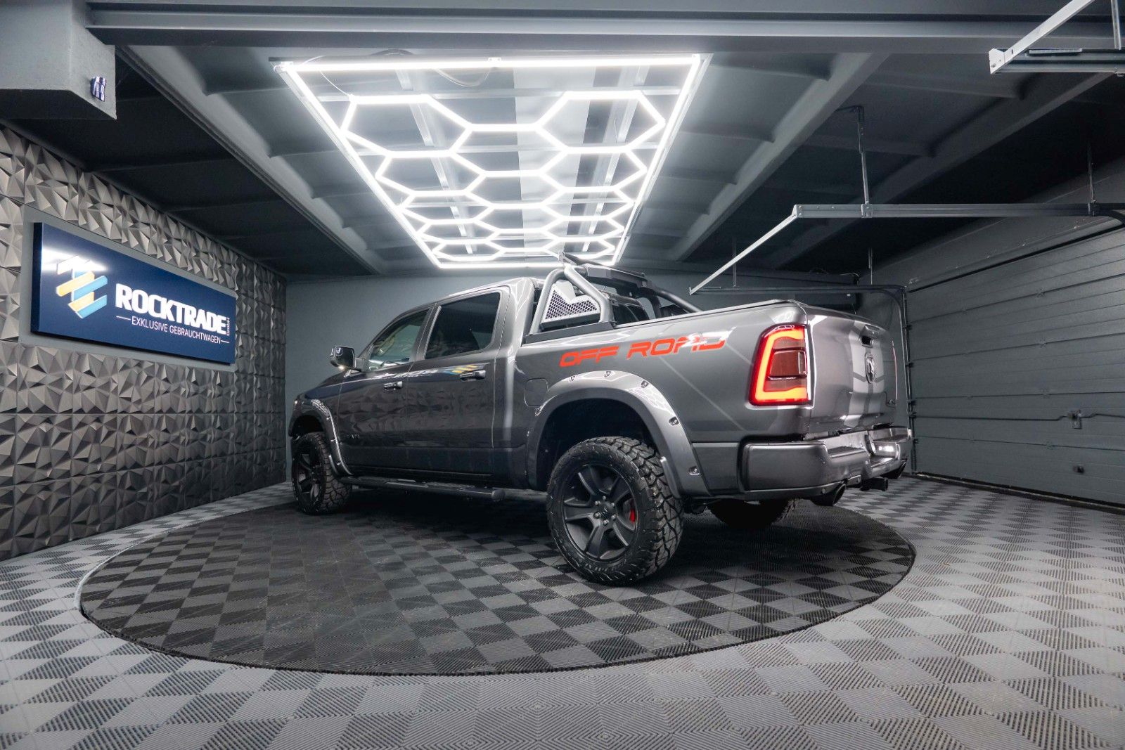 Fahrzeugabbildung Dodge RAM 5.7 V8 HEMI 4x4 OFFROAD NIGHT-Paket LARAMIE