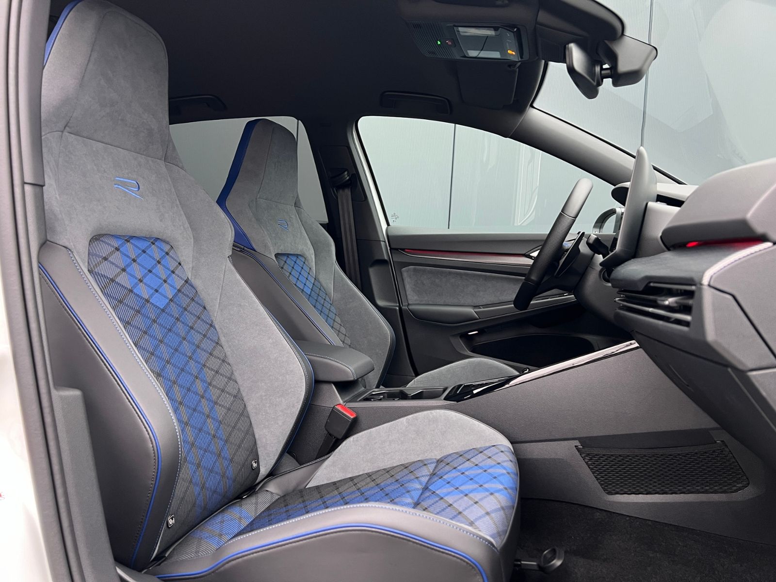 Fahrzeugabbildung Volkswagen Golf VIII R 2.0 TSI DSG 4MOTION *IQ.Light, Black