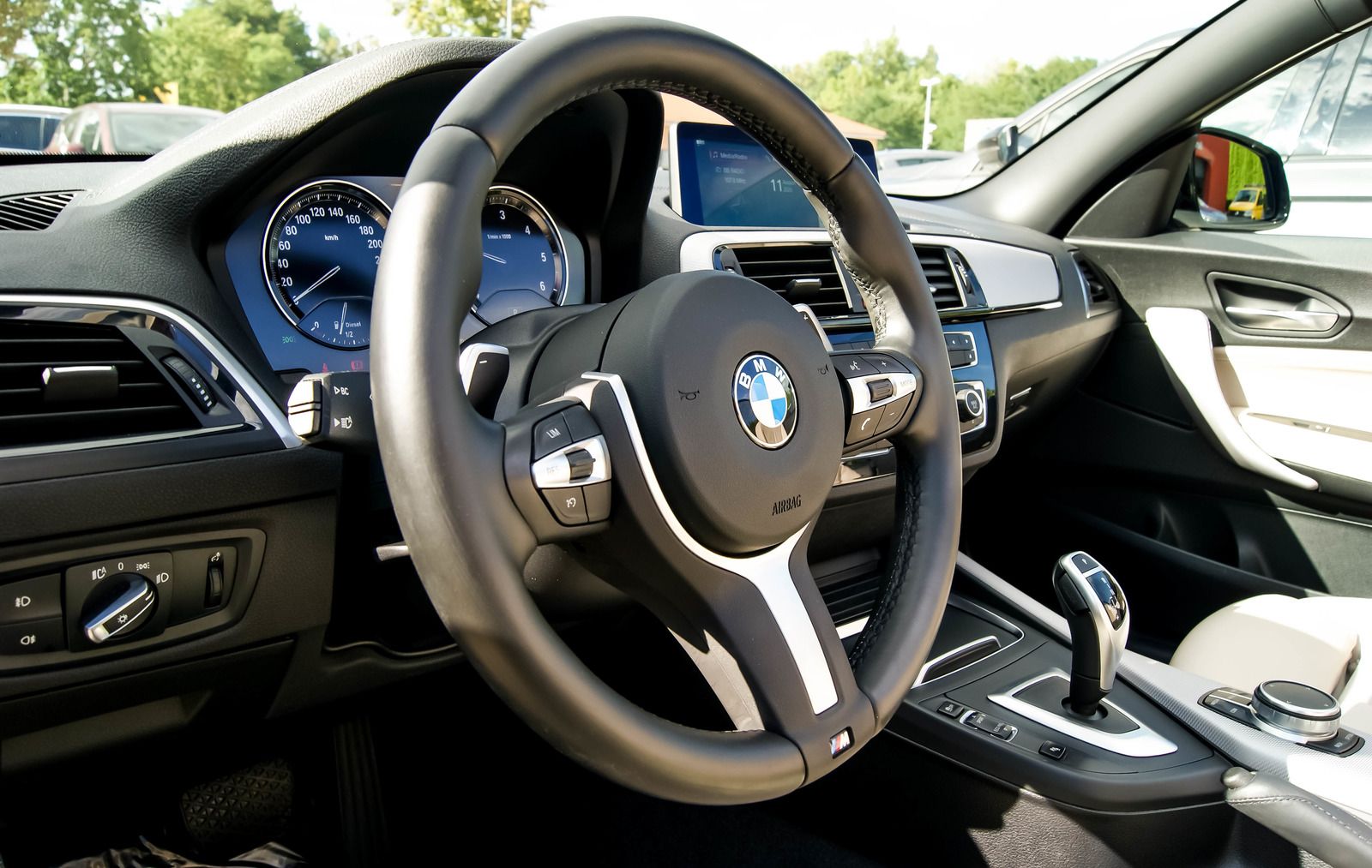 Fahrzeugabbildung BMW 220 d Cabrio M Sport Estoril NAVI LED KAMERA AHK
