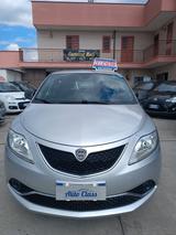 Lancia Ypsilon 1.2 69 CV - silberne Lancia Ypsilon