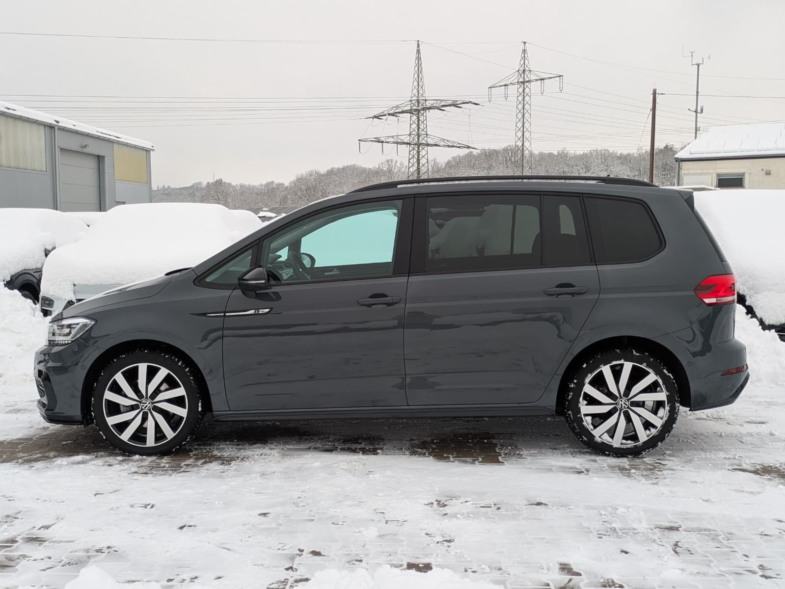 Fahrzeugabbildung Volkswagen Touran 2.0 DSG R-Line High BLACK Pano 7Si IQ AHK