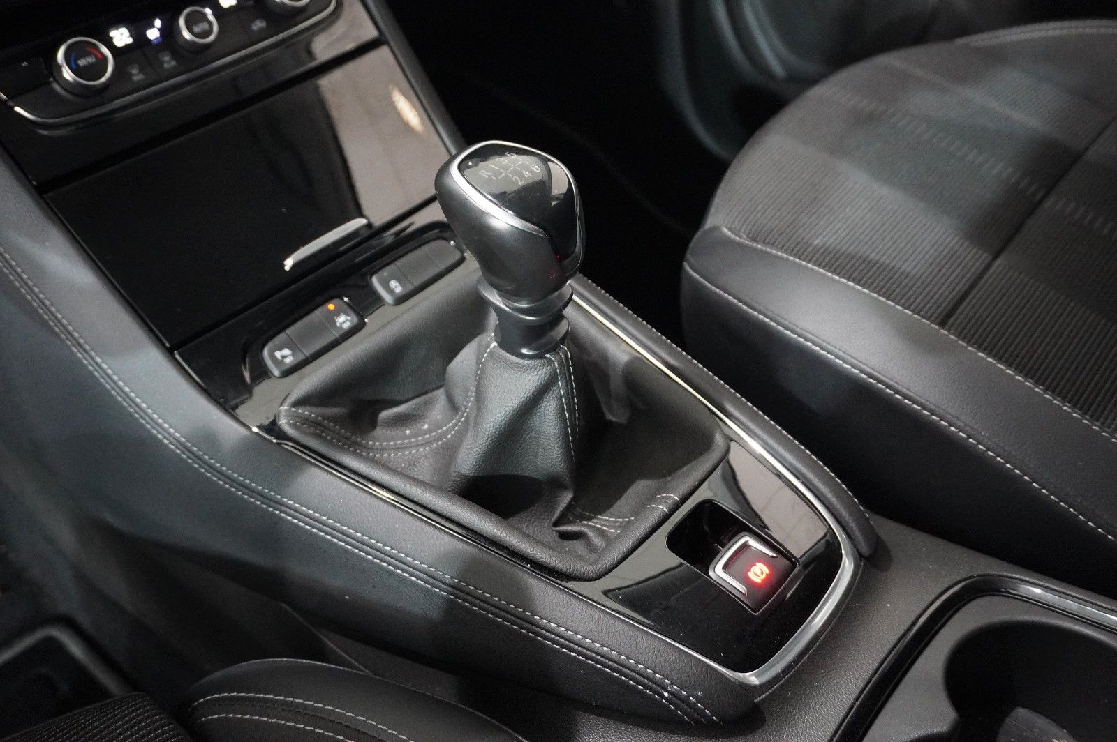 Fahrzeugabbildung Opel Grandland (X) 1.2T GS SPORT NAVI/LED/VIRT./DAB+