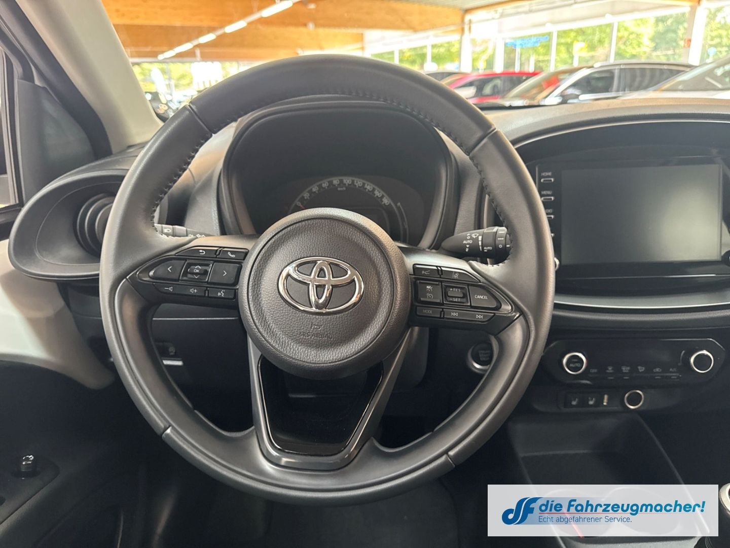Fahrzeugabbildung Toyota Aygo X Play Apple CarPlay Android Auto Mehrzonen