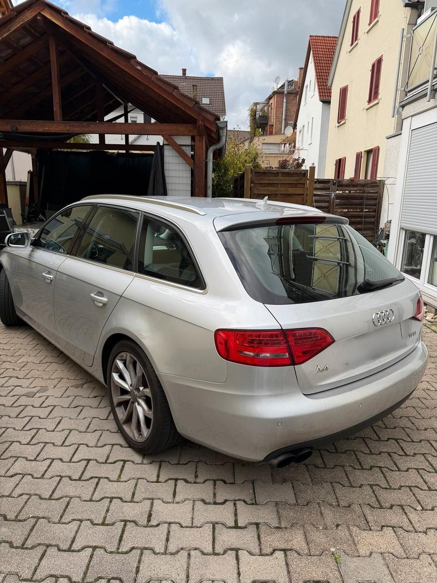 Audi A4 2011 — салон