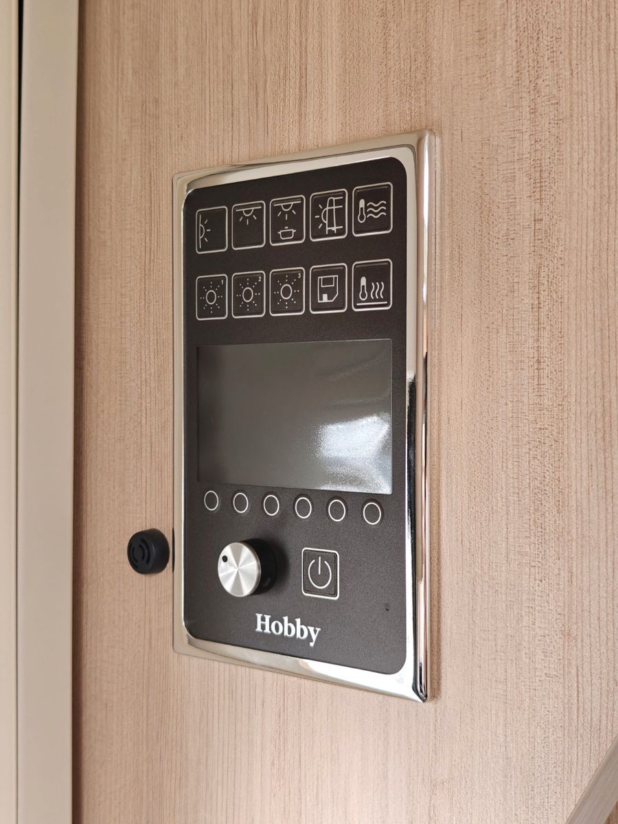 Fahrzeugabbildung Hobby De Luxe Edition 650 KMFe - Etagenbetten, 2x Sitz