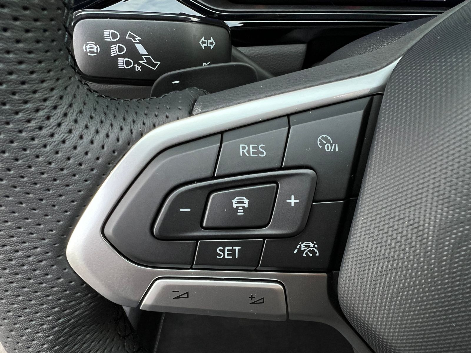 Fahrzeugabbildung Volkswagen T-Roc R-Line 2.0 TSI DSG 4MOTION *AHK, IQ.Light,