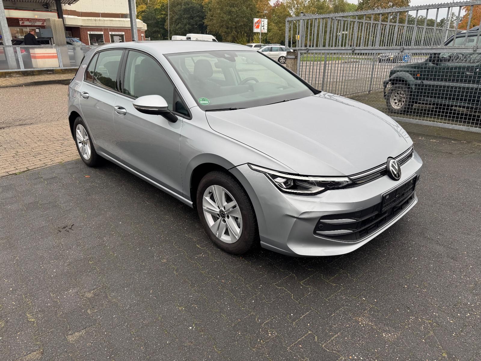 Volkswagen Golf VIII  1.5 eTSI 110 kW DSG  Life  1500KM