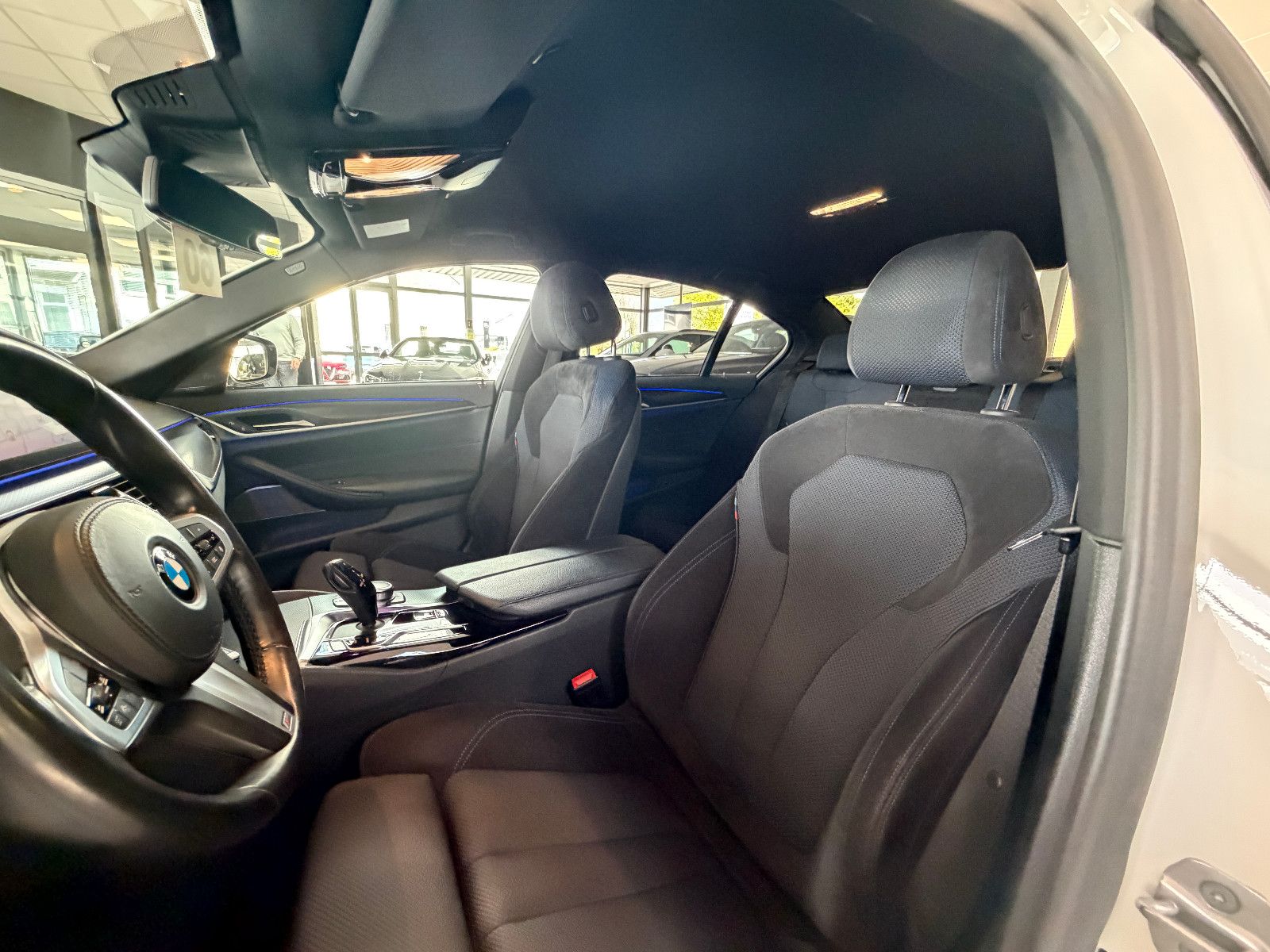 Fahrzeugabbildung BMW 530 d XDriveM Sport/M-PAKET/HARMAN-KARDON/AMBIE
