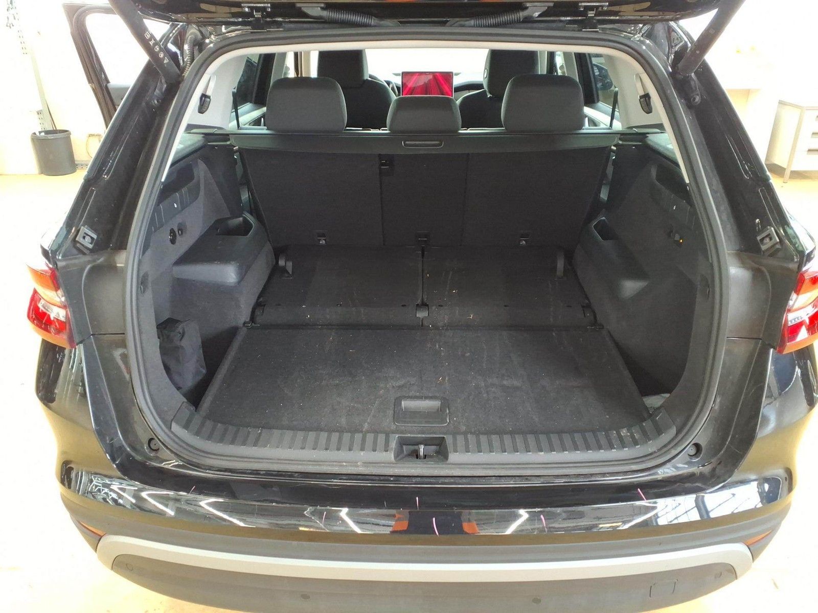 Fahrzeugabbildung SKODA Kodiaq TSI Selection DSG 4x4 7-Si Matrix AHK Nav