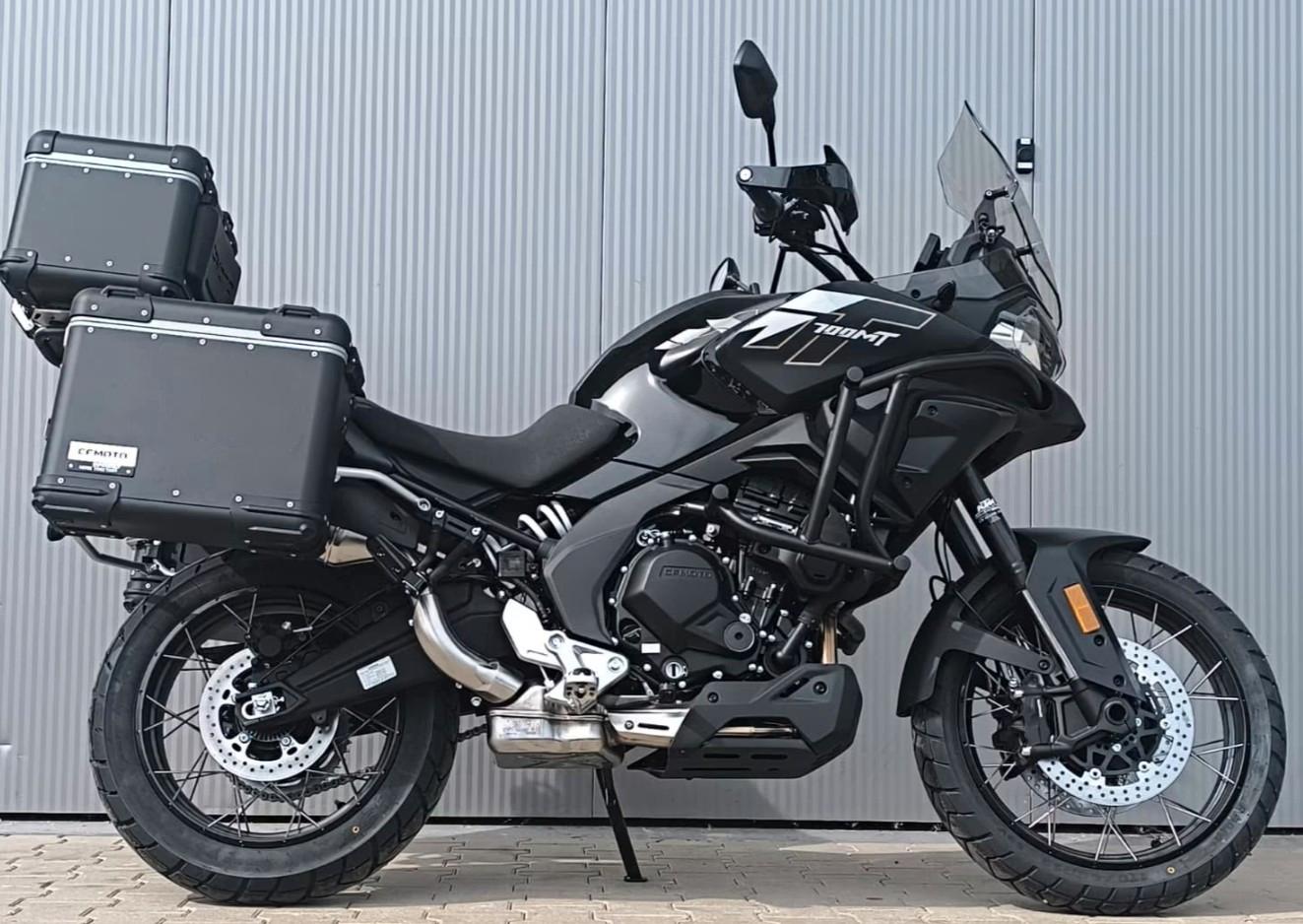 CFMOTO 700 MT 2025 mit Koffersystem & Sturzbügel