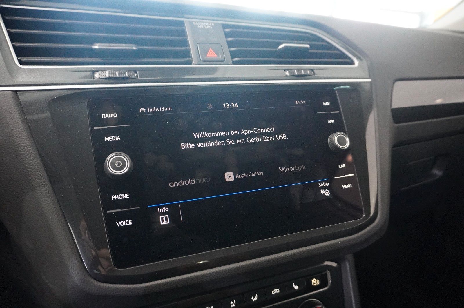 Fahrzeugabbildung Volkswagen Tiguan 2.0 TSI UNITED 4M DSG NAVI/LED/ACC/SH/AHK