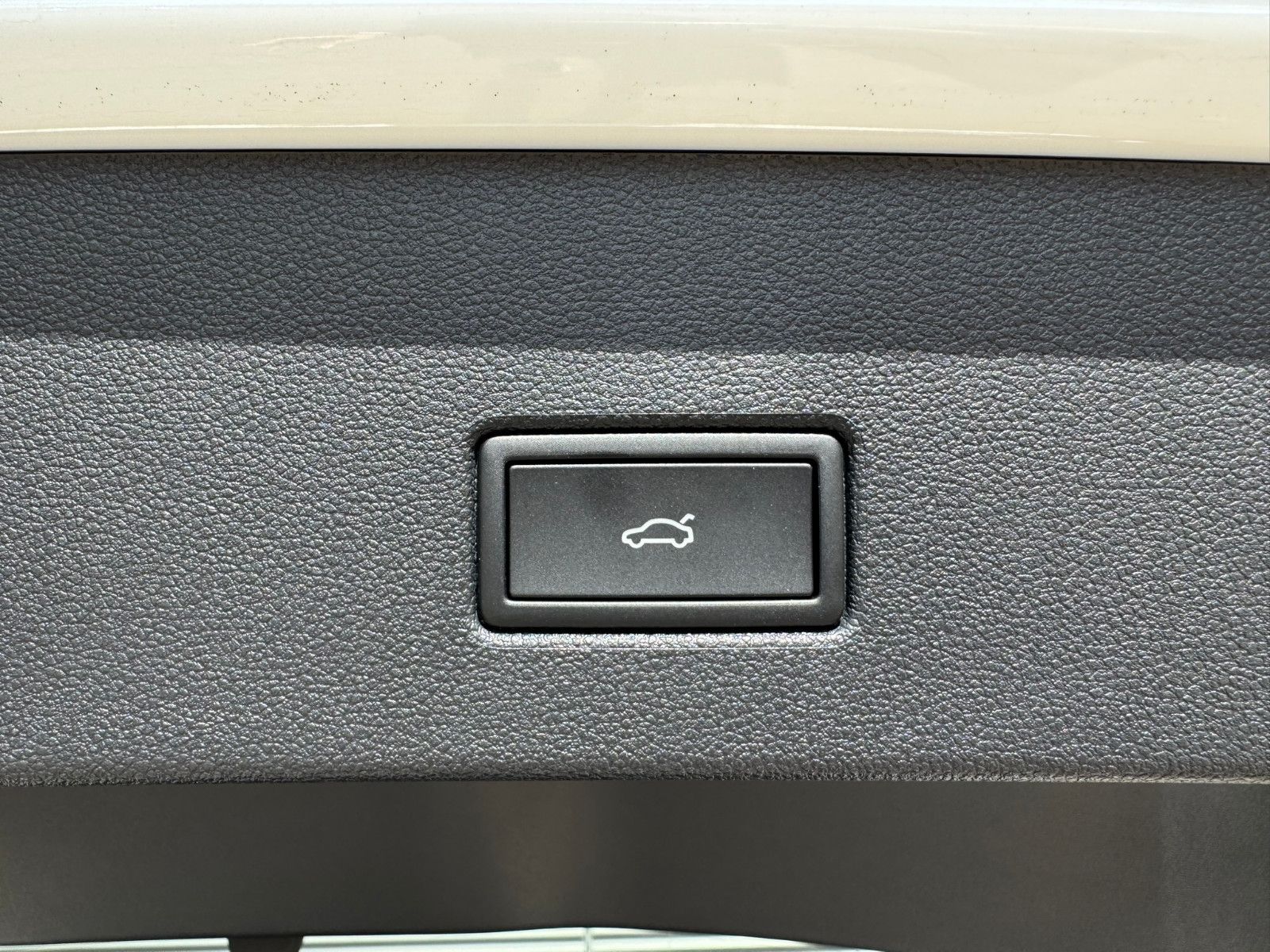 Fahrzeugabbildung Volkswagen T-Roc R-Line 1.5 TSI DSG AHK ACC