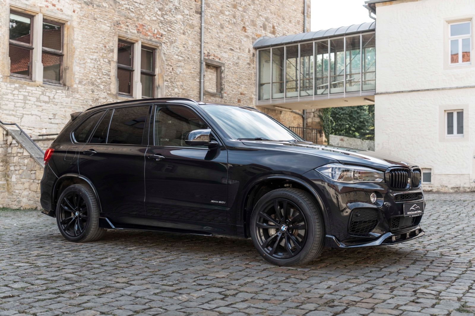 Fahrzeugabbildung BMW X5 xDrive50i M-SPORTPAKET HUD H&K CARPLAY 360°