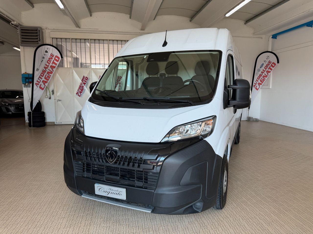 Peugeot Boxer 335 2.2 BlueHDi 140cv L2 H2 Furgon imagem 3