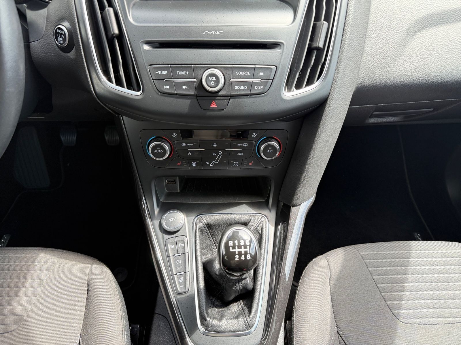 Fahrzeugabbildung Ford Focus 1.0 EcoBoost Titanium NAVI PDC