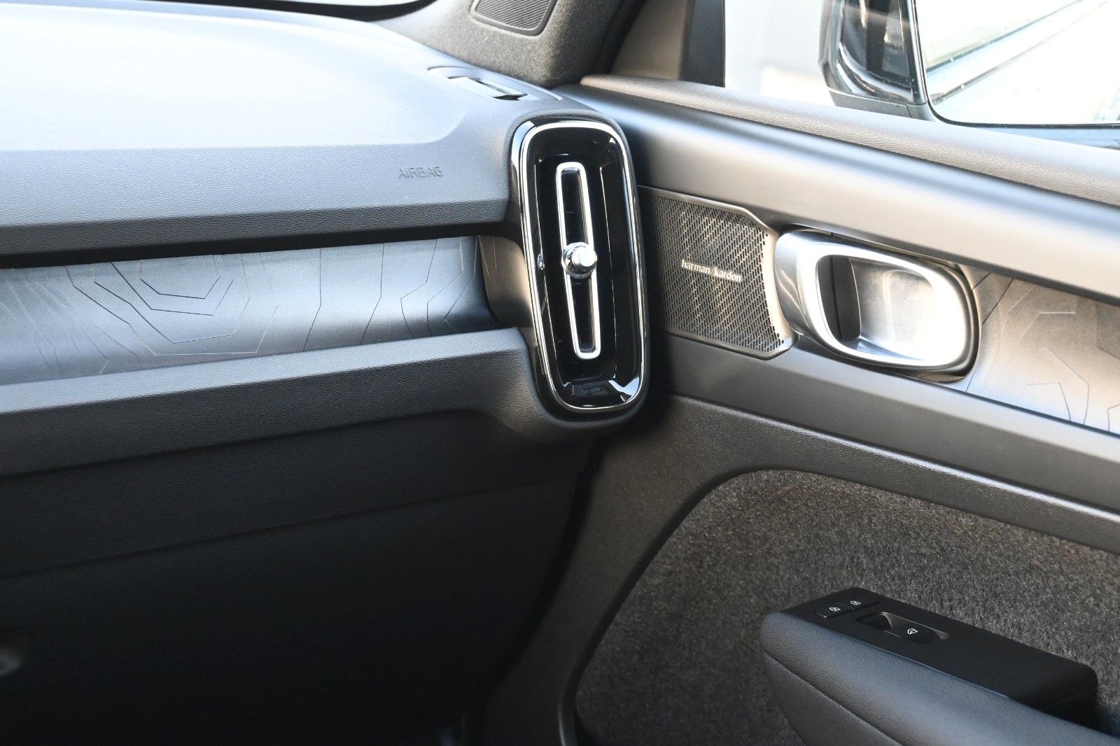 Fahrzeugabbildung Volvo XC40 T4 Recharge Plus Dark*LED*STHZ*CAM*AHK