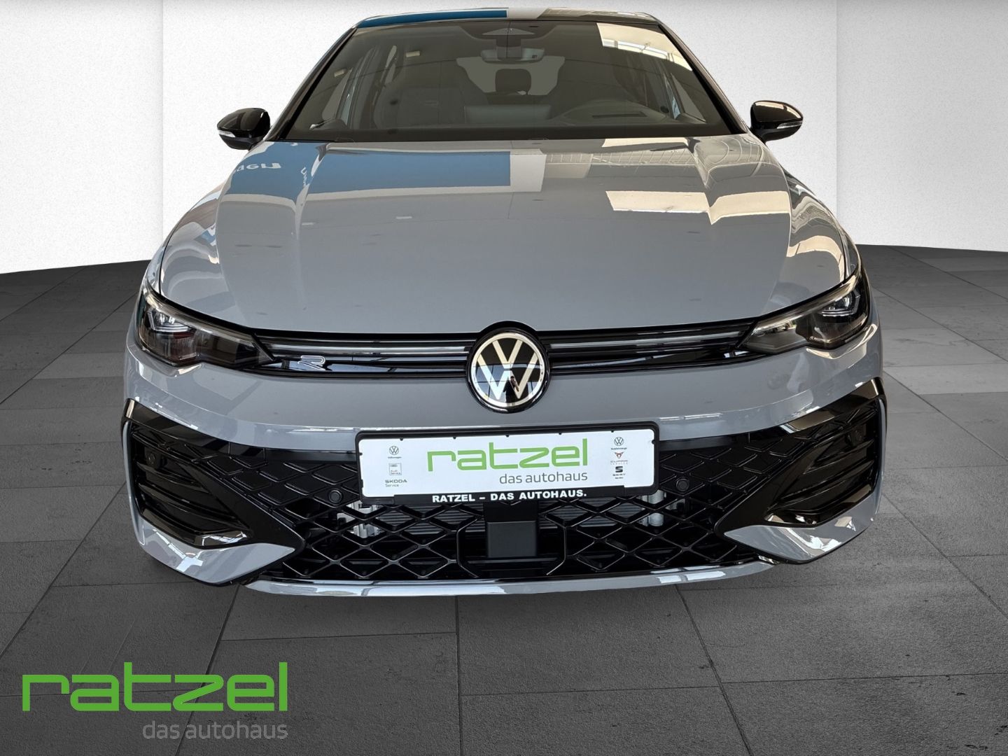 Fahrzeugabbildung Volkswagen Golf VIII R-Line AHK+3-Zonen Klima+IQ.LIGHT