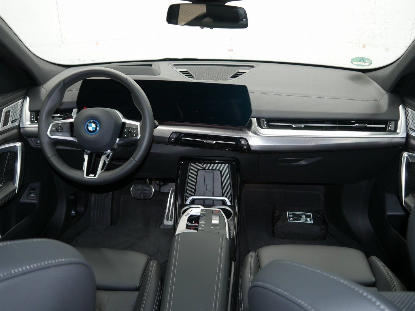 Fahrzeugabbildung BMW iX2 M Sportpaket Glasdach Head-Up