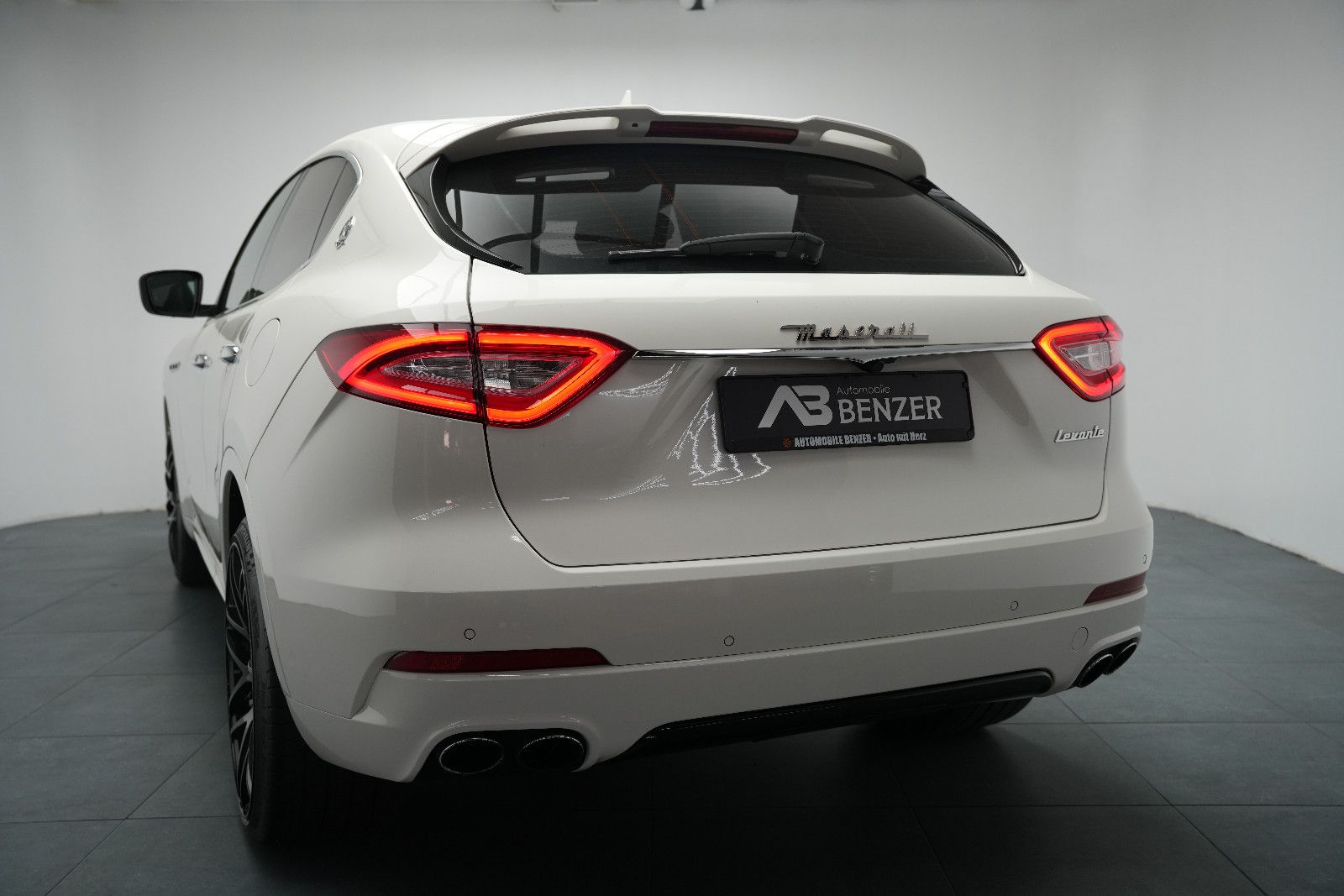 Fahrzeugabbildung Maserati Levante S/CARBON/HARMAN-KARDON/KAMERA/BRD