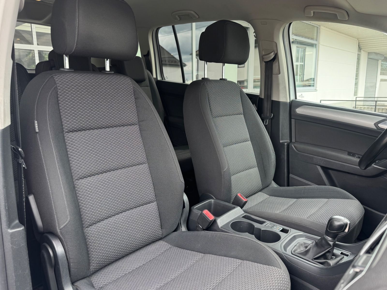 Fahrzeugabbildung Volkswagen Touran Comfortline/DSG/5-Sitzer/PDC