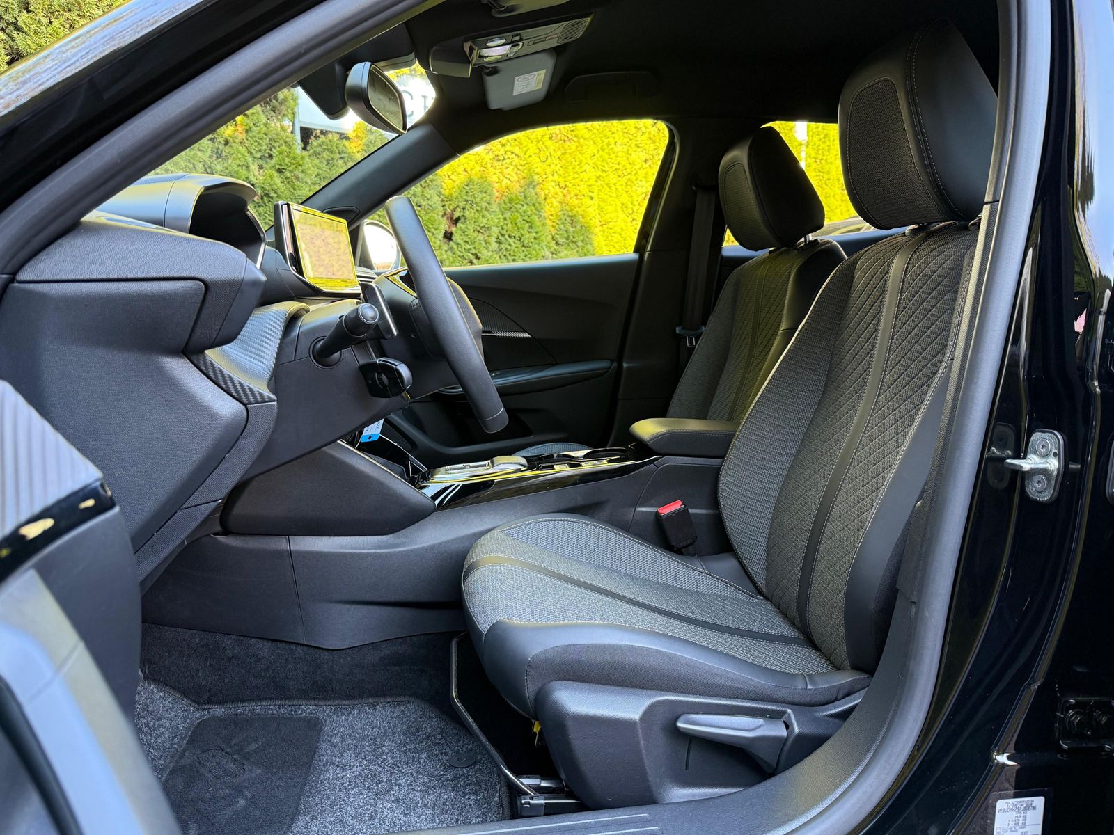 Fahrzeugabbildung Peugeot 2008 1.5Blue-HDI Allure LED+NAV+SHZ+AHK+KAM+VIRT