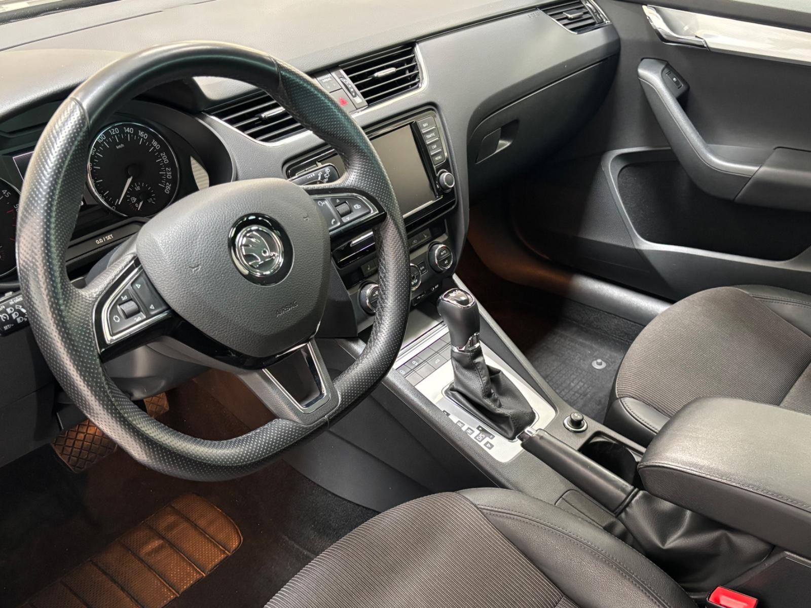 Skoda Octavia 2.0 TDI,Automatik,Scheckheft,Teilleder