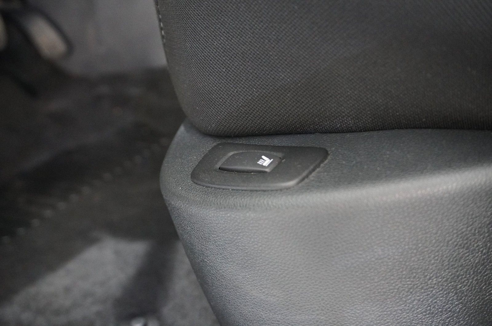 Fahrzeugabbildung Renault Clio IV 0.9 TCE LIM. ENERGY LED/SHZ/PDC/TEMP/DAB