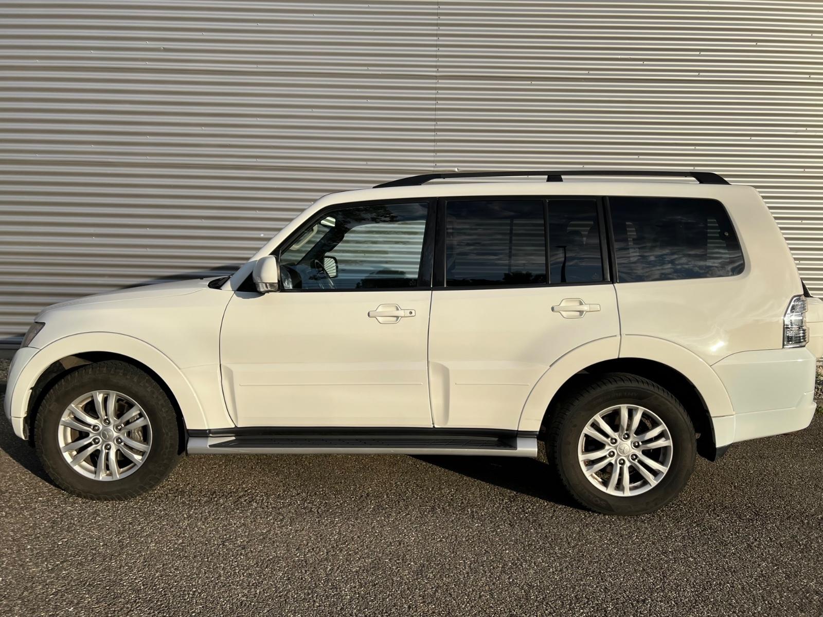 Mitsubishi Pajero 3.2 DI-D 200 ch Instyle 4x4 - 7 places - Cuir - GPS - Toit ouvrant