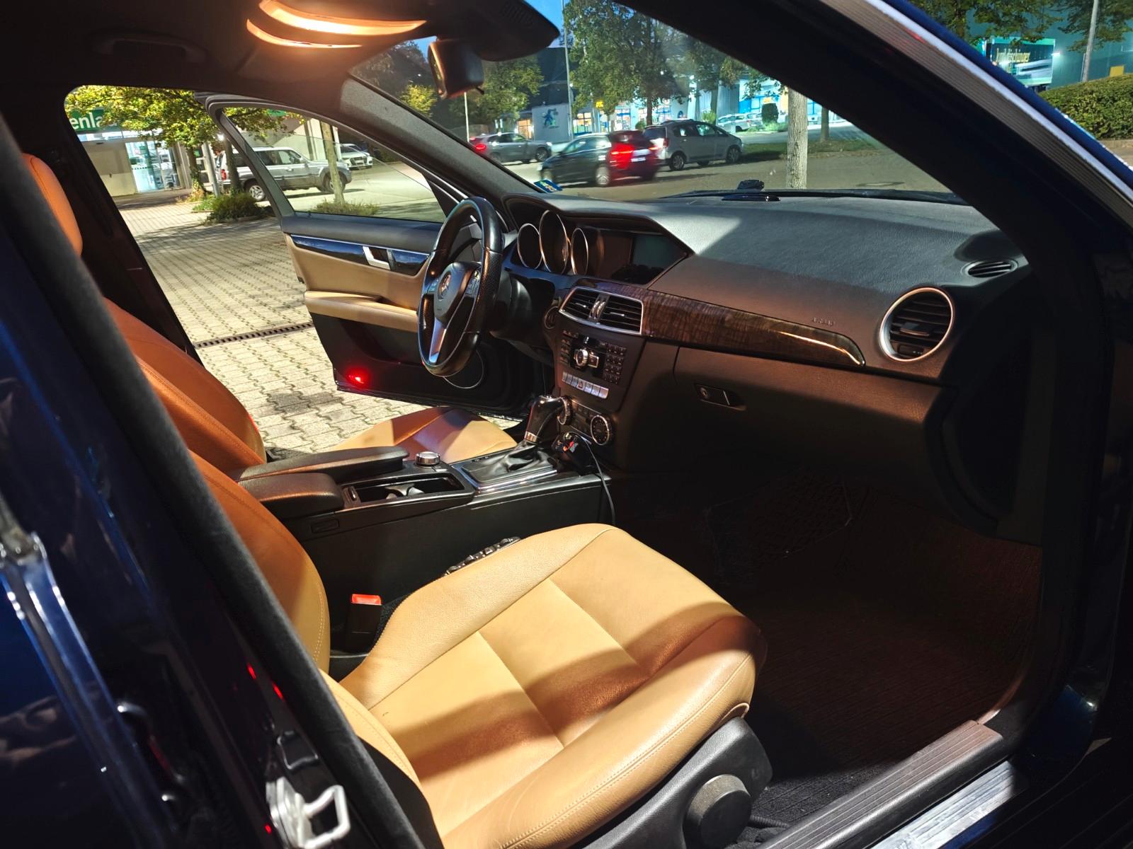 Mercedes-Benz C220 2011 — interior