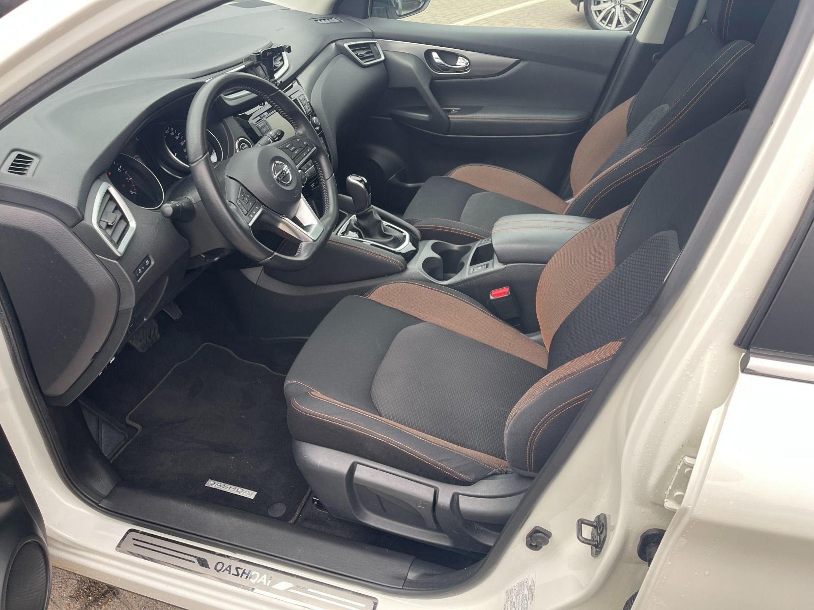 Fahrzeugabbildung Nissan Qashqai 1.3 DiG-T N-Motion AHK/360° Kamera/LED