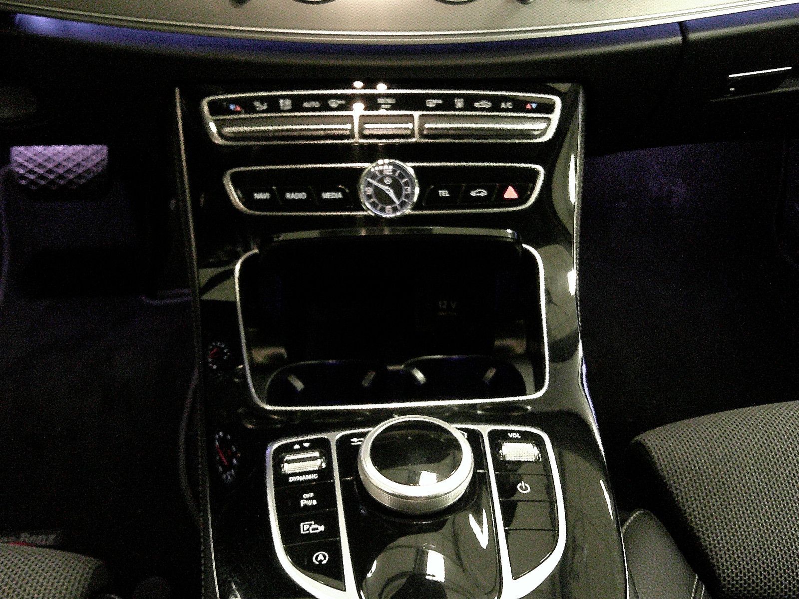 Fahrzeugabbildung Mercedes-Benz E 200 Lim. / NAVI / KAMERA / AHK /MULTIBEAN LED