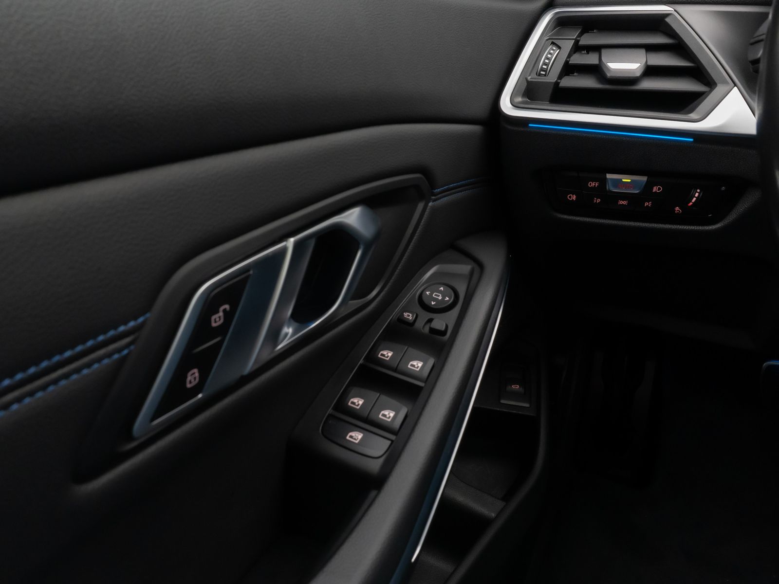 Fahrzeugabbildung BMW 330i M Sport Kamera DAB HUD H/K Komfort Panorama