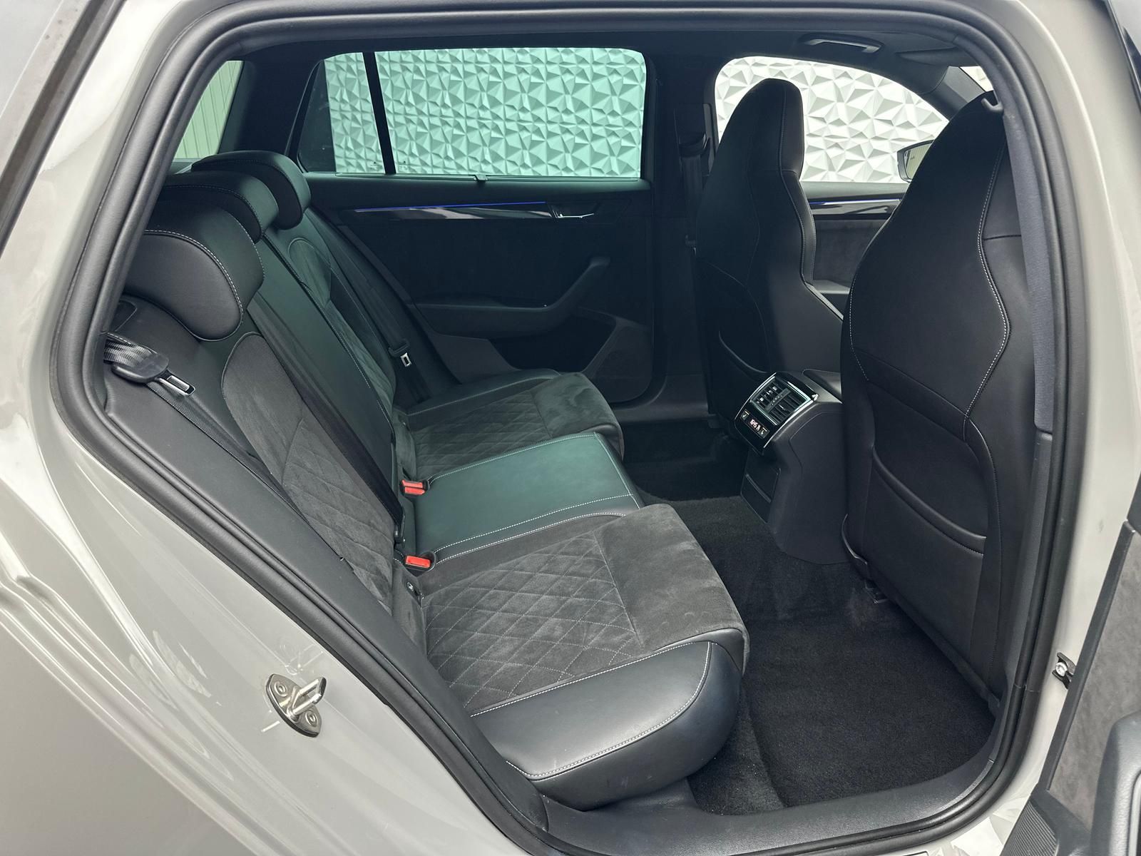 Fahrzeugabbildung SKODA Superb Sportline 2.0 TDI/BLACK-EDITION/PANO/VIRT