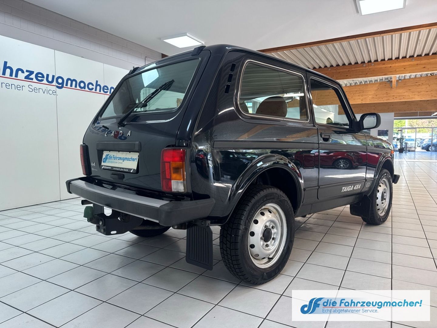 Fahrzeugabbildung Lada Taiga 4x4 GA Privacyverglasung teilb.Rücksb eFH