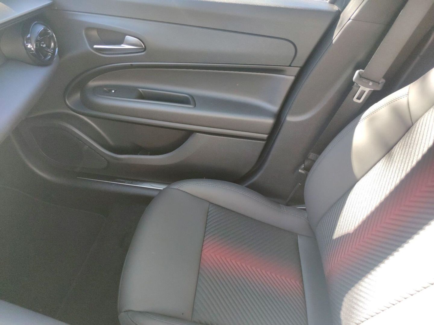 Fahrzeugabbildung Alfa Romeo Junior Elettrica SPECIALE 115kW - Technologie