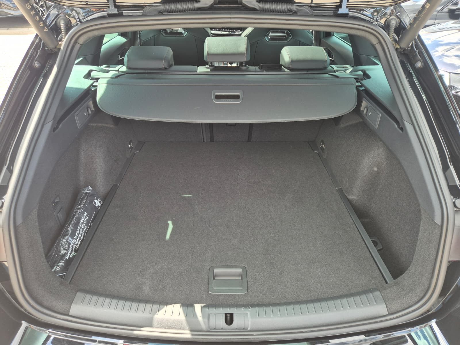 Fahrzeugabbildung CUPRA Leon 1.5 eTSI DSG PANO*AHK*DYNAMICA*EDGE*18" 5JG
