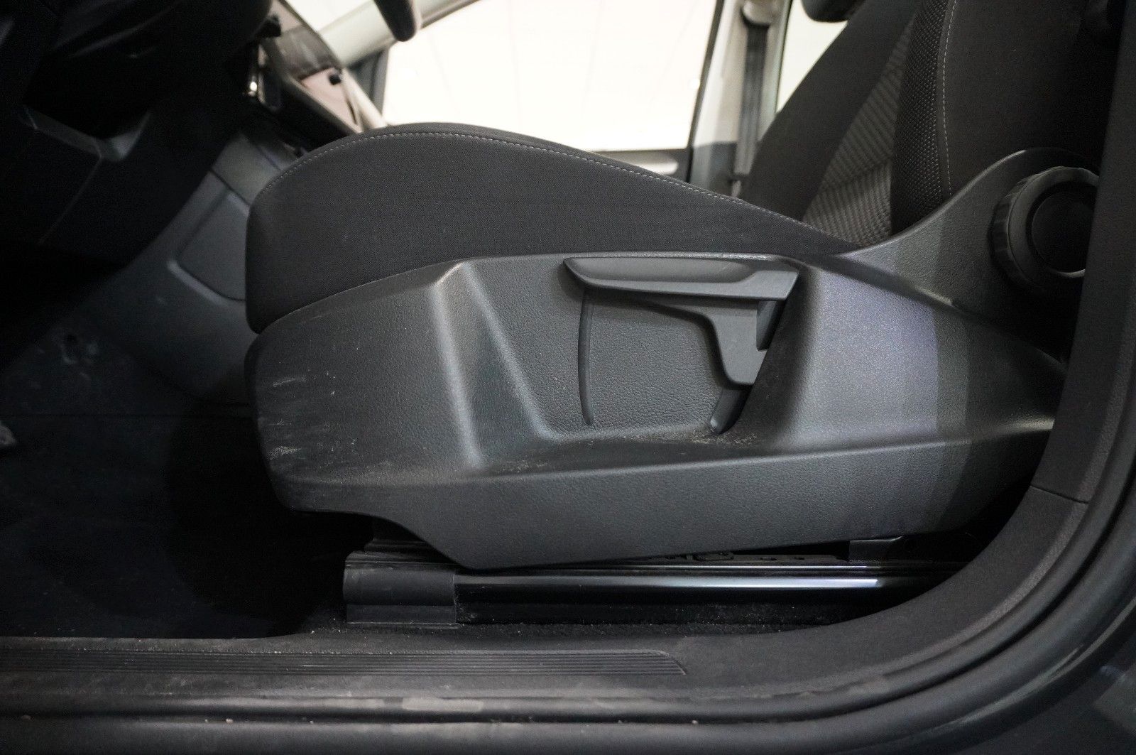 Fahrzeugabbildung Volkswagen Touran 2.0 TDI COMFORTLINE KLIMA/PDC/USB/ALU/BT