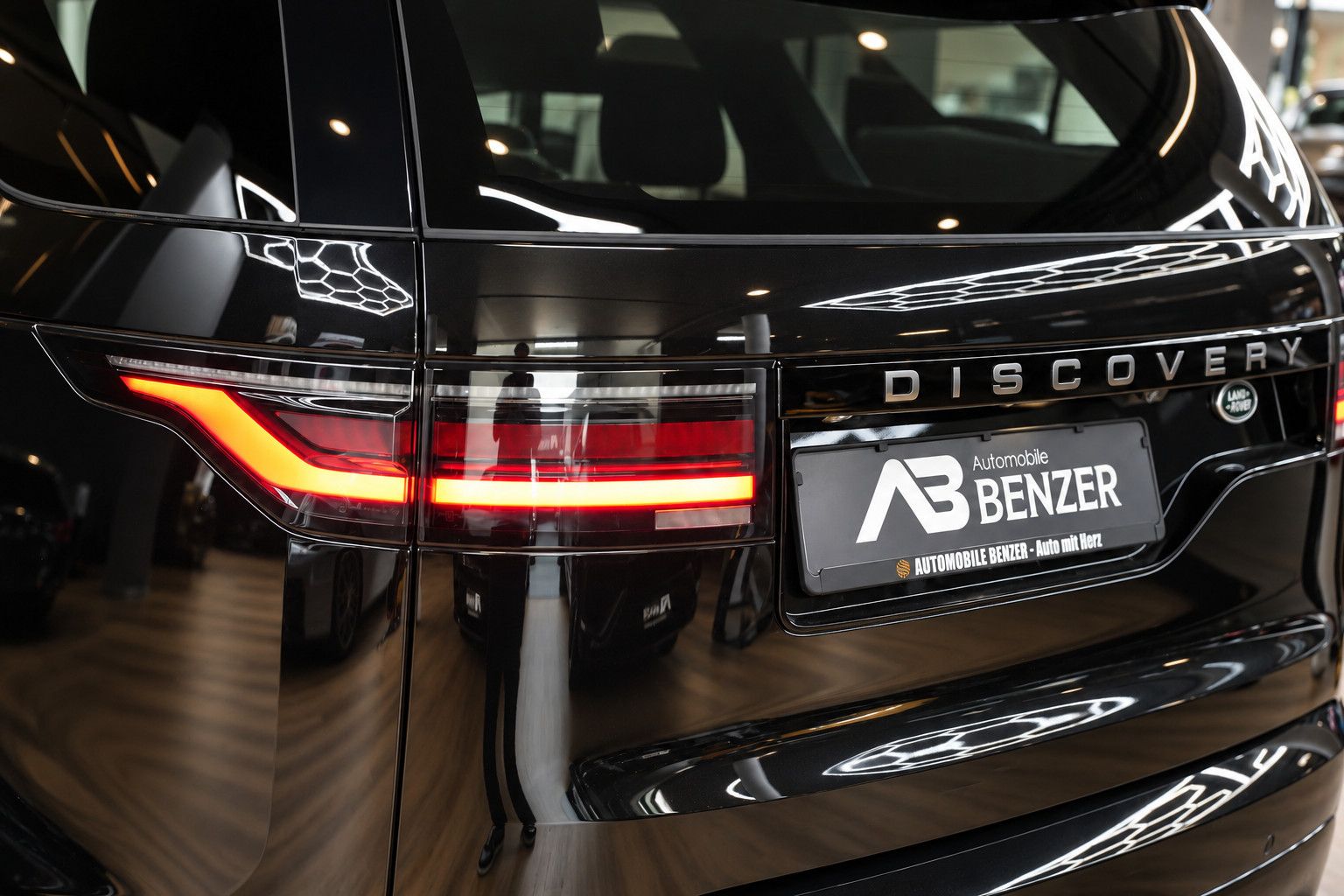Fahrzeugabbildung Land Rover Discovery R-Dynamic AWD/7-SITZER/360'°Cam/AHK