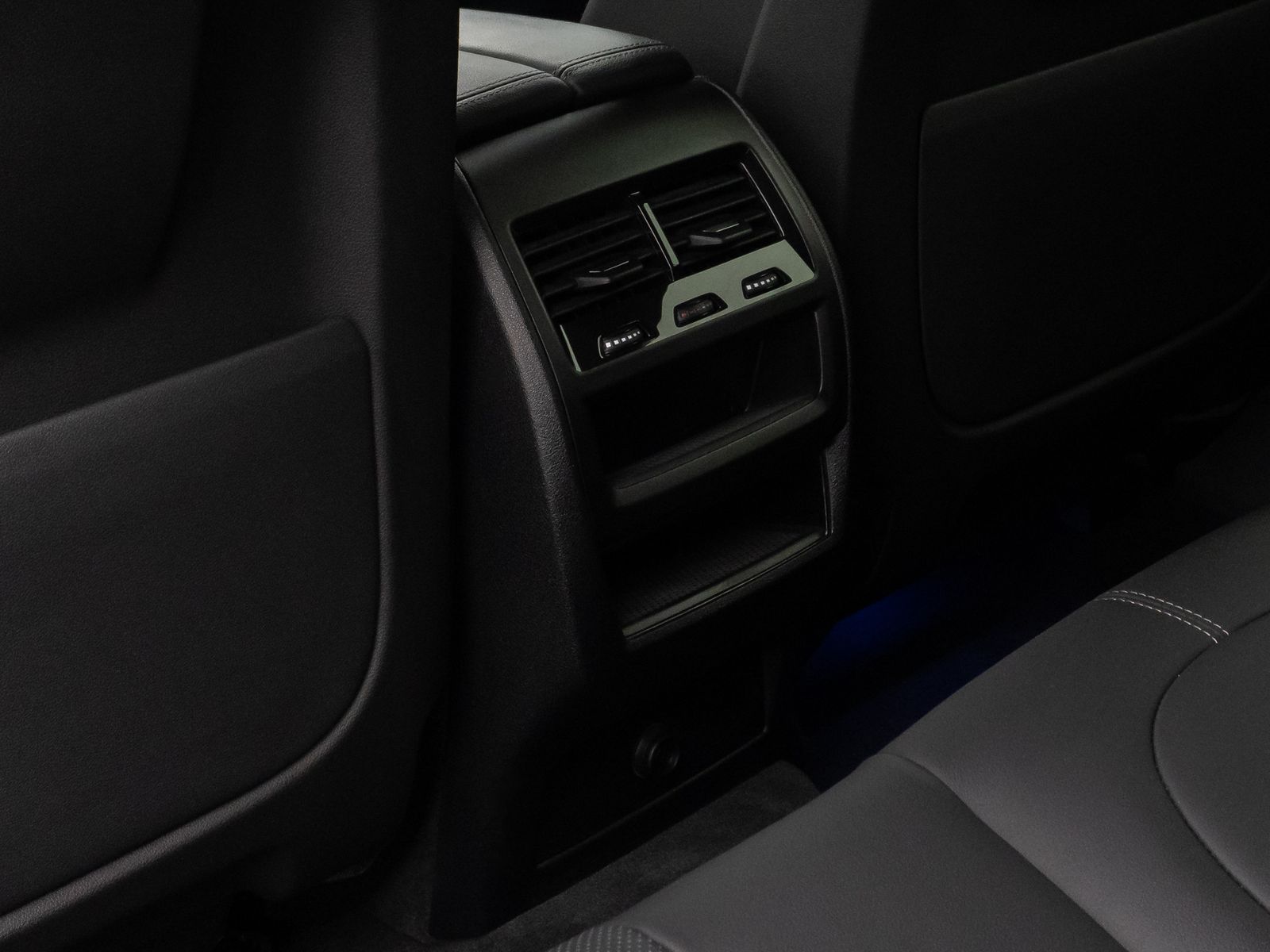 Fahrzeugabbildung BMW X6 xD40d M Sport Laser 360°HUD DAB H/K Komfort