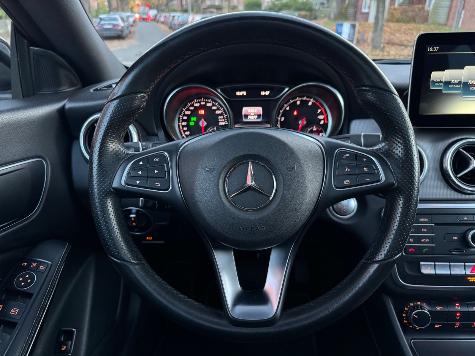Fahrzeugabbildung Mercedes-Benz CLA 180*PANO*LED*CARPLAY*CAM*NAVI