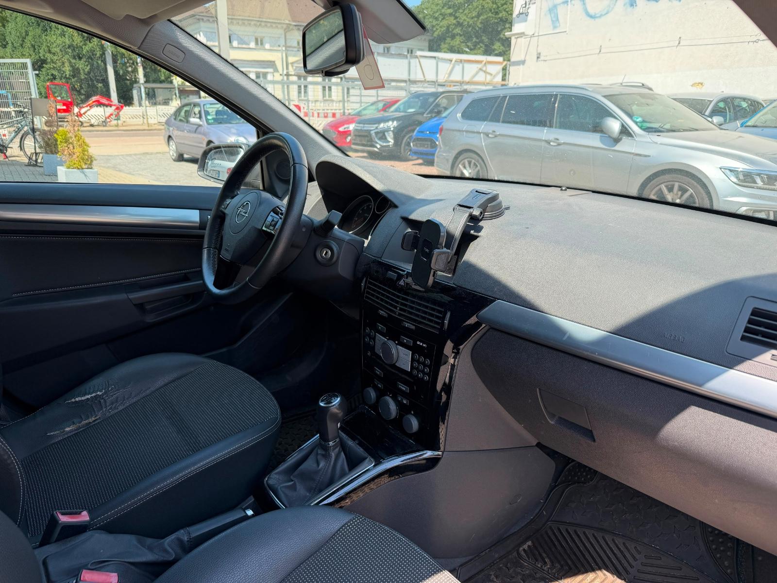 Opel Astra 2009 — photo 11