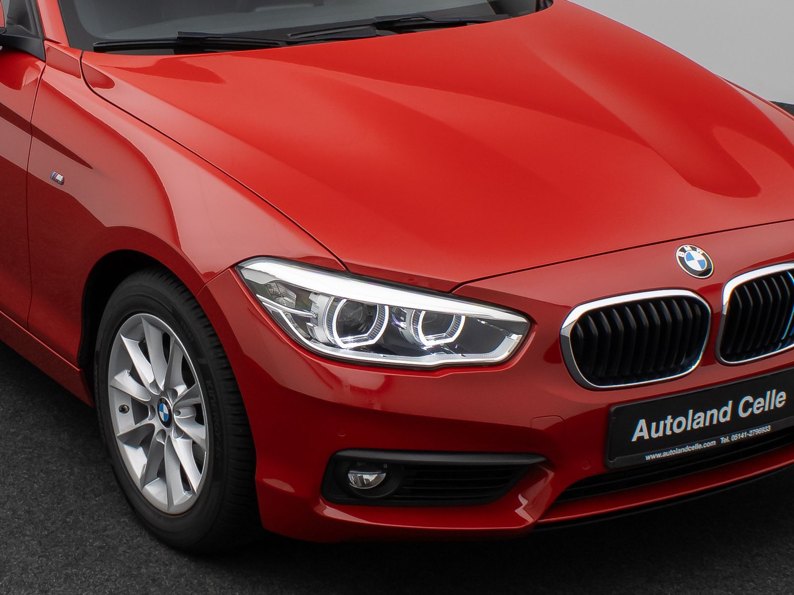 Fahrzeugabbildung BMW 118i Navi WLAN PDC Lordos LED Geschwindigkeitsr