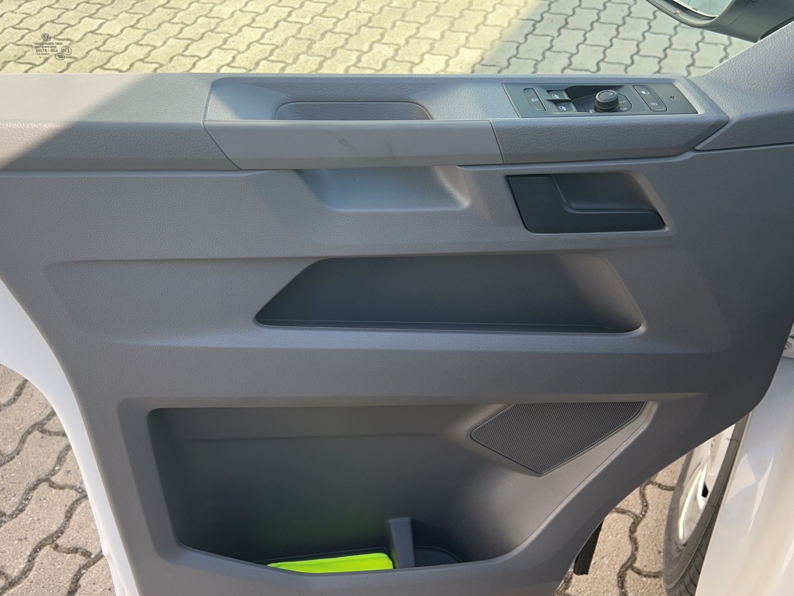 Fahrzeugabbildung Volkswagen T6 Kombi T6.1 TDI 9 Sitzer LR Klima, PDC, AHK Vo